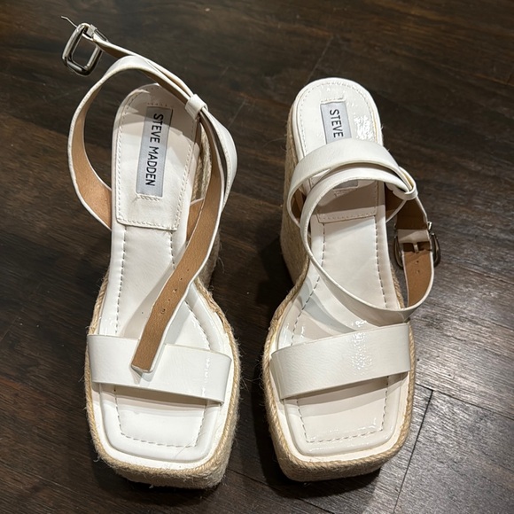 Steve Madden Shoes - NWOT Steve Madden wedge patten leather strap size 9
